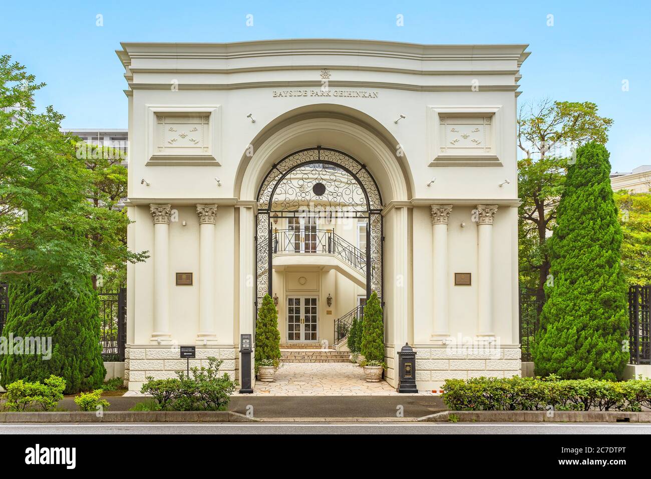 chiba, japon - juillet 08 2020 : entrée de l'arche triomphale de style européen de la salle de mariage japonaise Bayside Park Geihinkan dans la ville de Chiba. Banque D'Images