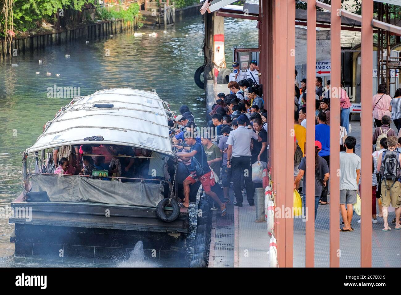 Bangkok-Thaïlande 11 2018 NOVEMBRE : les gens prennent un bateau au canal Saen SEP à l'embarcadère de Pratunam pour le voyage Banque D'Images