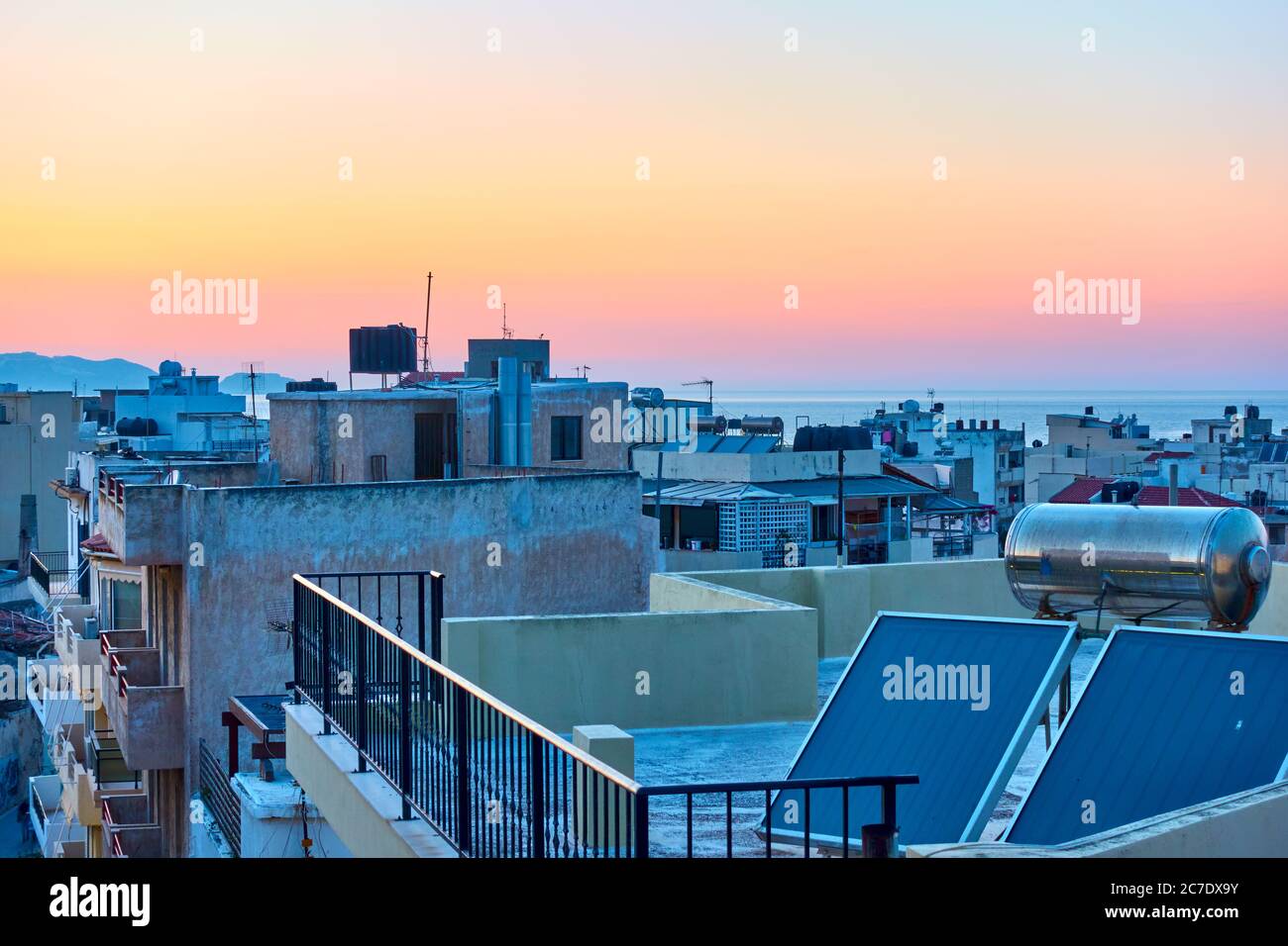 Toits d'Héraklion et ciel de coucher de soleil, Crète, Grèce Banque D'Images