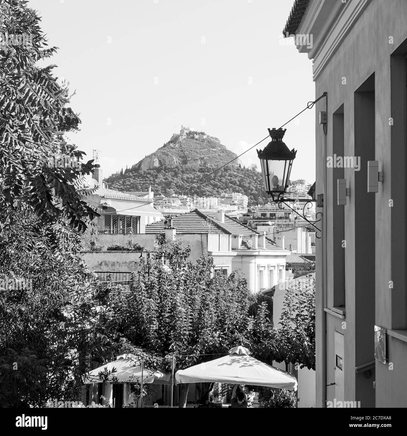 Quartier de Plaka et colline de Lycabette à Athènes, Grèce. Photographie en noir et blanc, paysage urbain Banque D'Images