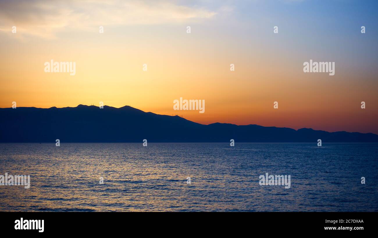 Côte de l'île de Crète au coucher du soleil, Grèce. Paysage grec Banque D'Images
