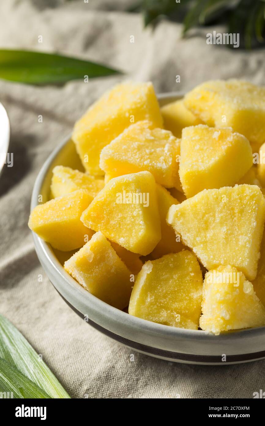 Tranches de ananas surgelés biologiques jaunes à manger Banque D'Images