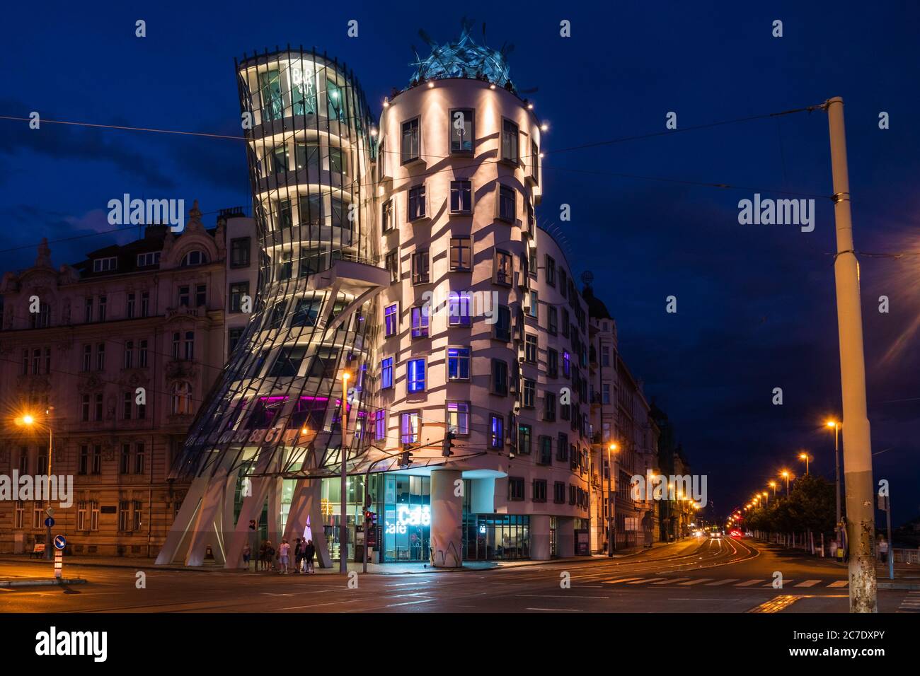 Prague, République Tchèque - juillet 10 2020: Maison de danse surnommée Fred et Ginger, appelée Tancici Dum en tchèque à Prague, conçue par Vlado Milunic et F Banque D'Images