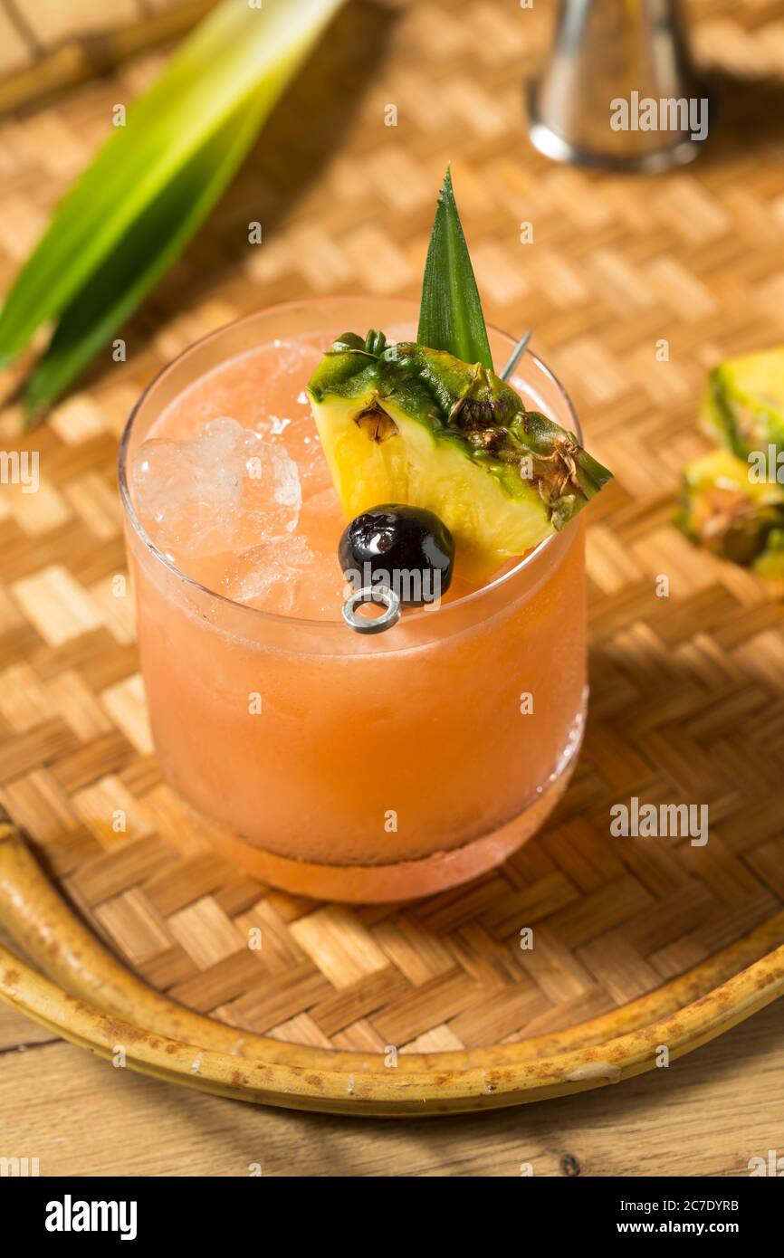 Cocktail de mai Tai avec ananas et orgeat maison Banque D'Images