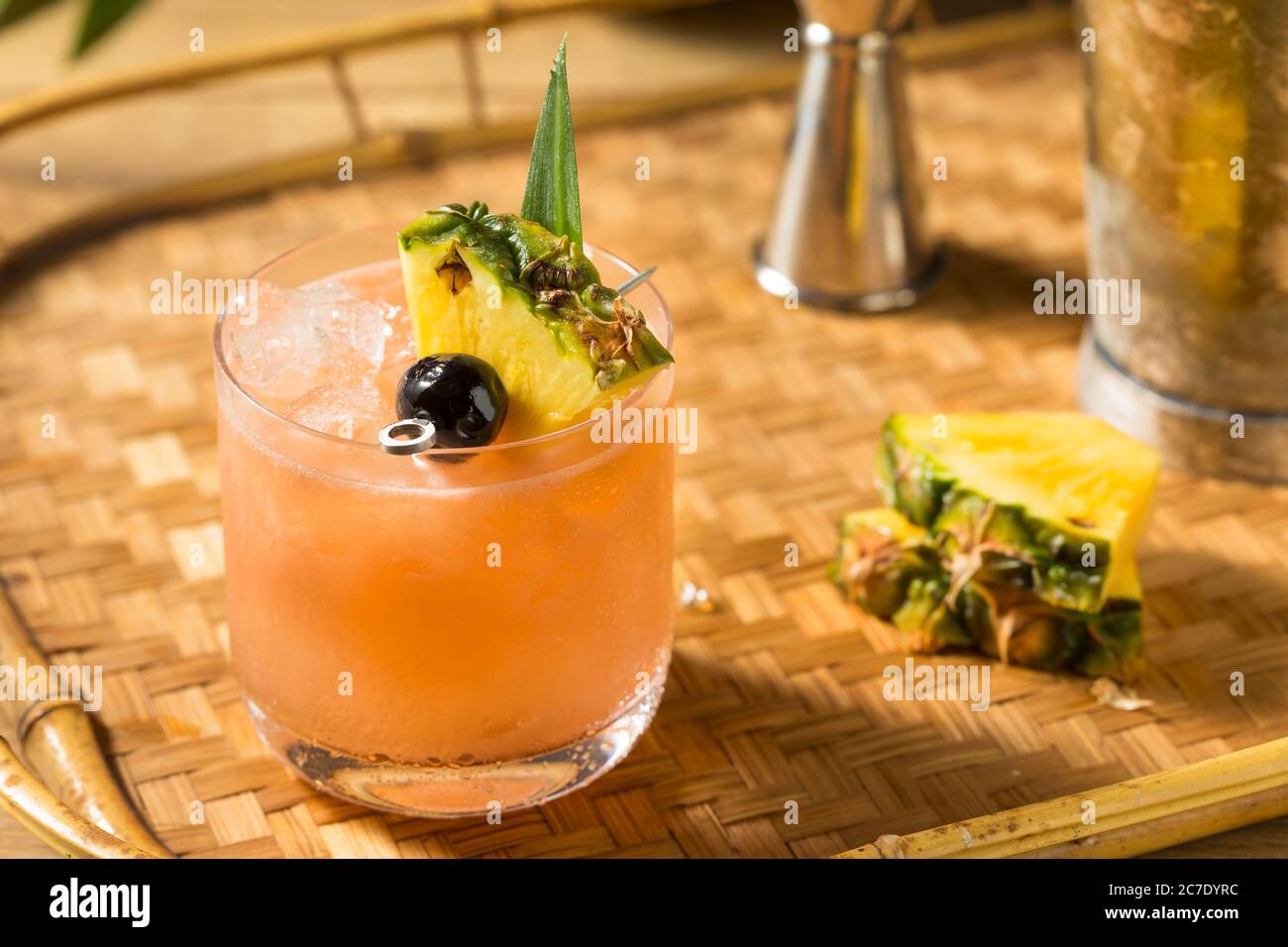 Cocktail de mai Tai avec ananas et orgeat maison Banque D'Images