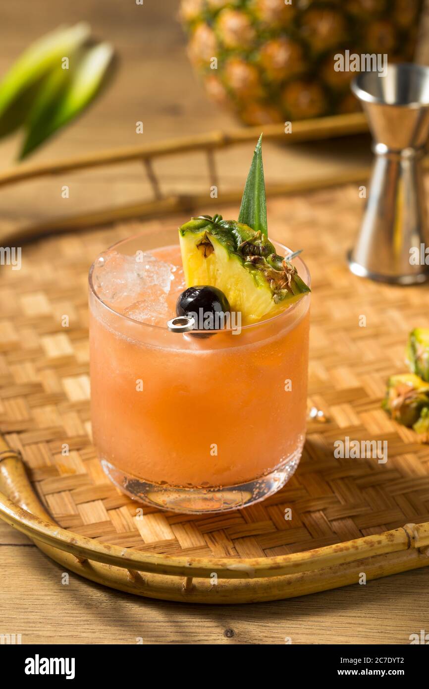Cocktail de mai Tai avec ananas et orgeat maison Banque D'Images