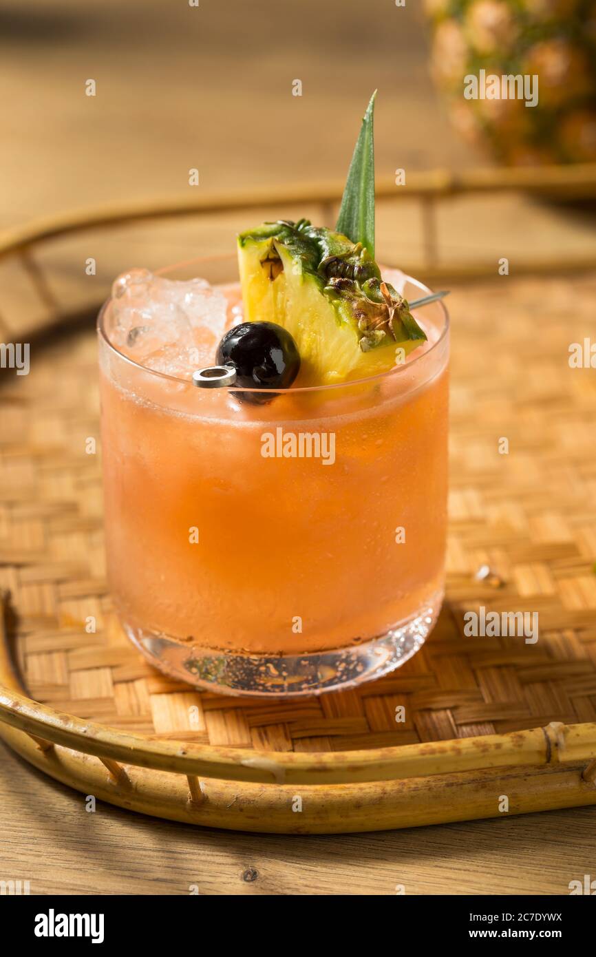 Cocktail de mai Tai avec ananas et orgeat maison Banque D'Images