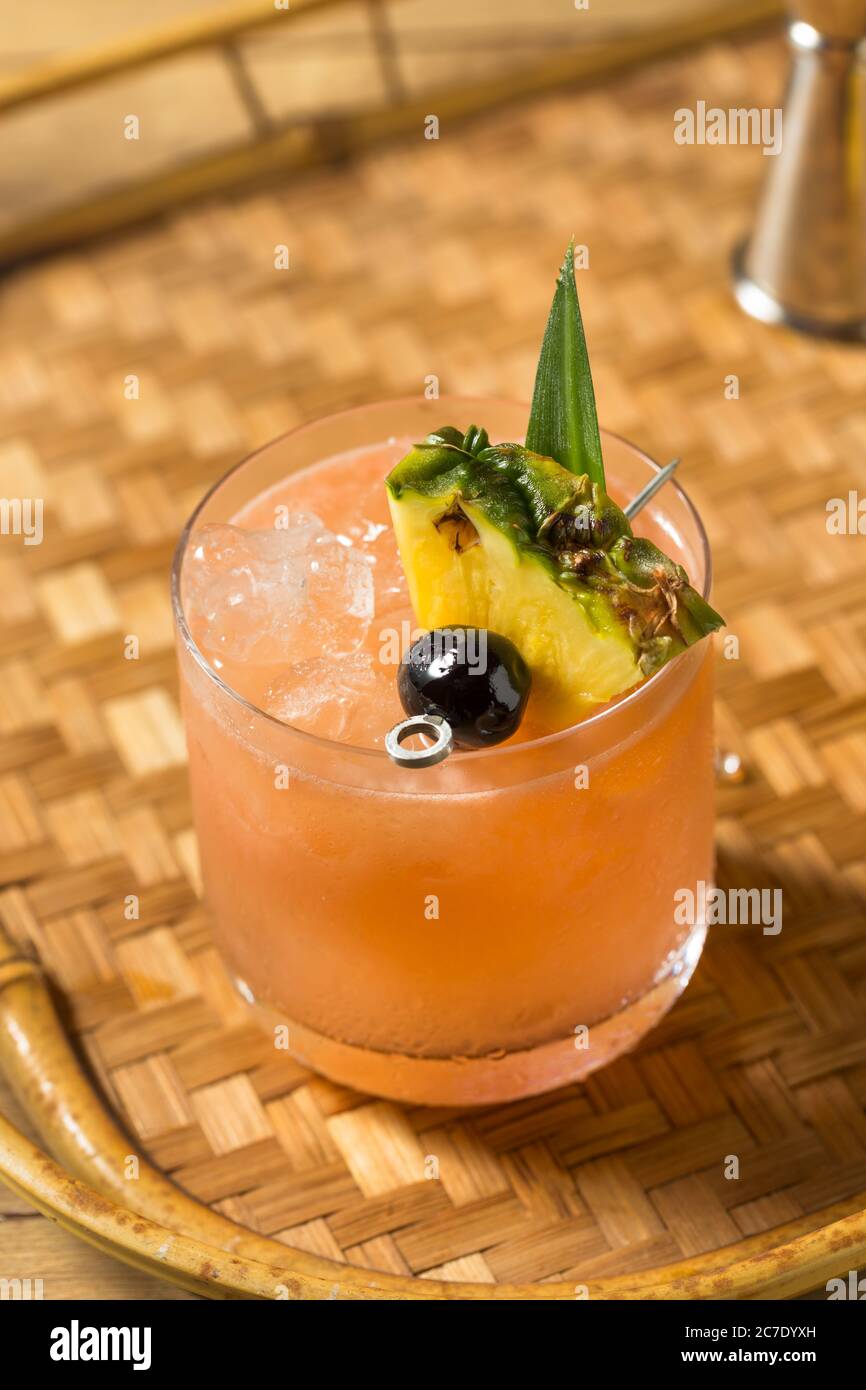 Cocktail de mai Tai avec ananas et orgeat maison Banque D'Images