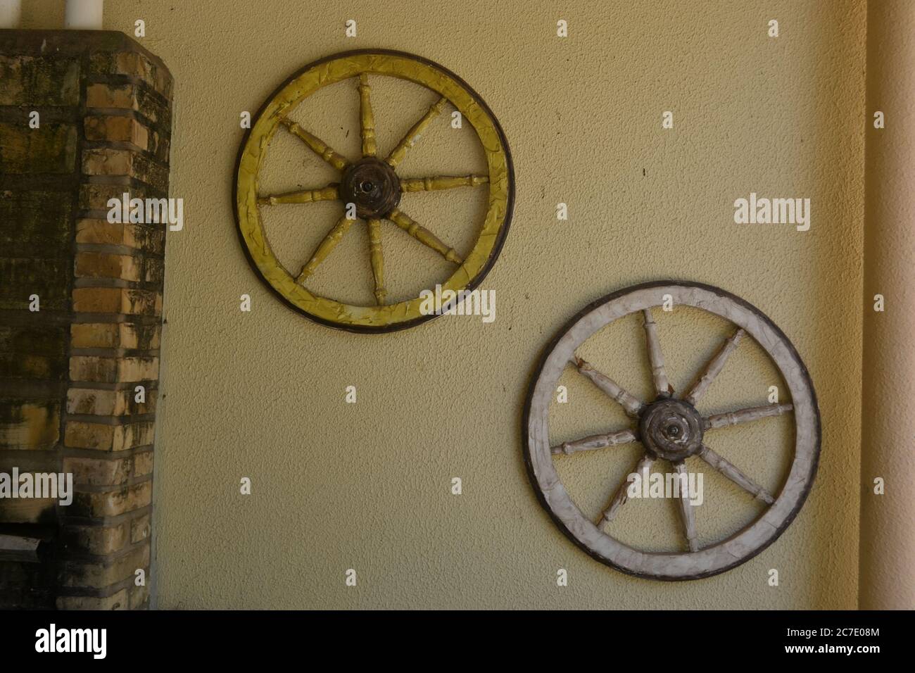 Roue du chariot. Vieilles roues d'époque, placées sur un mur blanc comme décoration d'intérieur, dans une résidence au Brésil, en Amérique du Sud Banque D'Images
