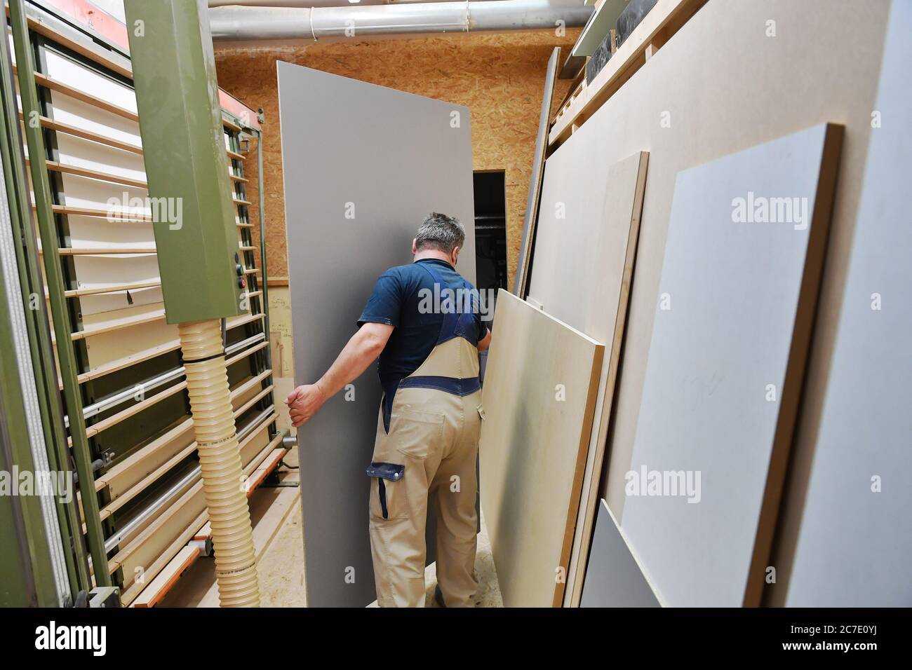 Gmund, Allemagne. 15 juillet 2020. Sujet: Charpenterie, artisanat. Découpe du bois, menuisier au travail dans un atelier de menuisier le 15 juillet 2020. | utilisation dans le monde crédit : dpa/Alay Live News Banque D'Images