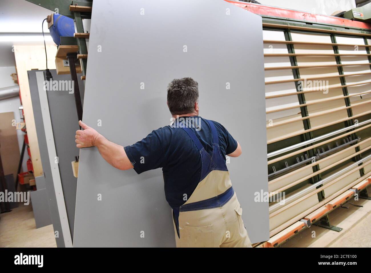 Gmund, Allemagne. 15 juillet 2020. Sujet: Charpenterie, artisanat. Découpe du bois, menuisier au travail dans un atelier de menuisier le 15 juillet 2020. | utilisation dans le monde crédit : dpa/Alay Live News Banque D'Images