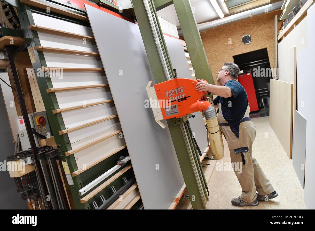 Gmund, Allemagne. 15 juillet 2020. Sujet: Charpenterie, artisanat. Découpe du bois, menuisier au travail dans un atelier de menuisier le 15 juillet 2020. | utilisation dans le monde crédit : dpa/Alay Live News Banque D'Images