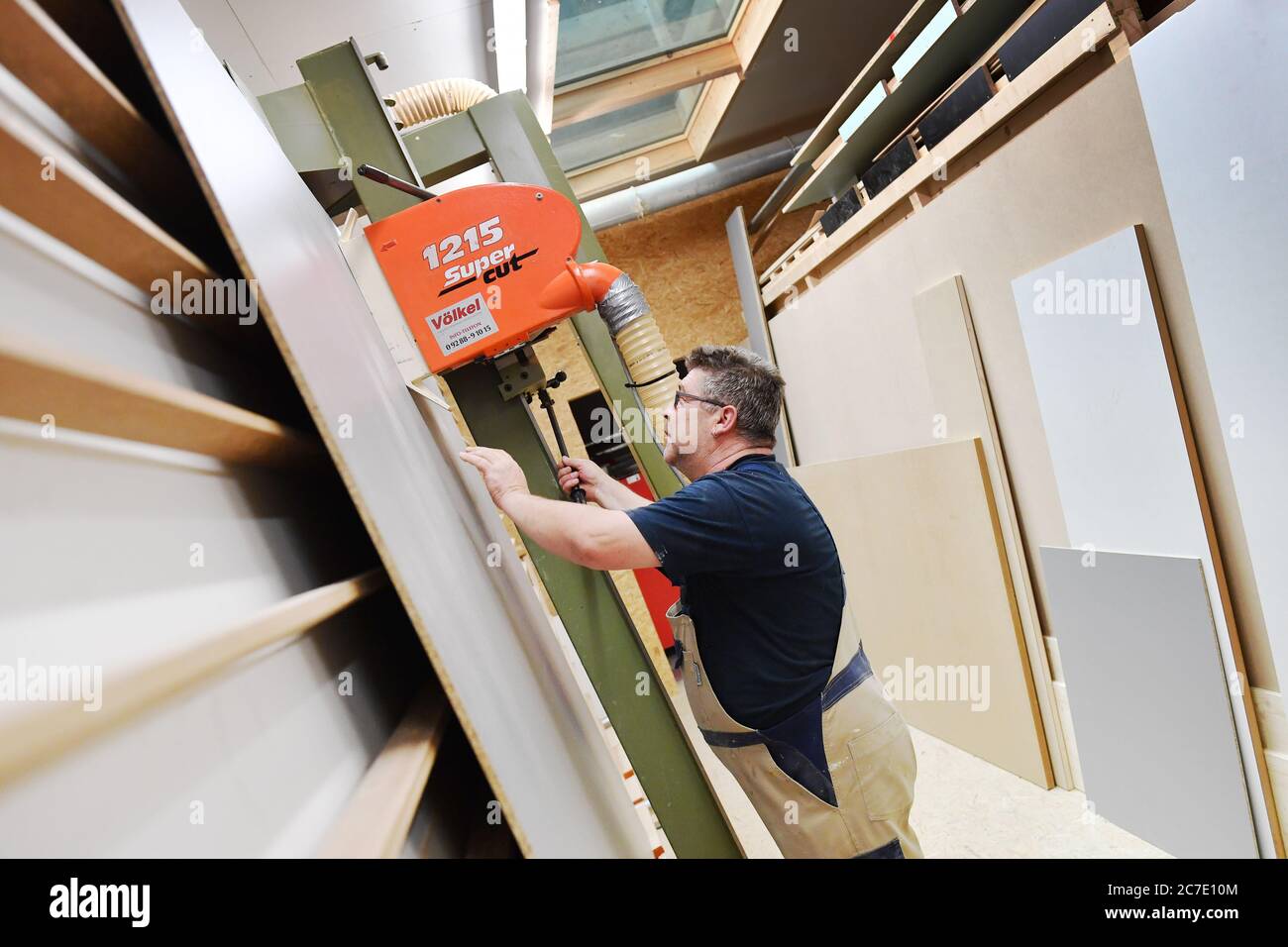 Gmund, Allemagne. 15 juillet 2020. Sujet: Charpenterie, artisanat. Découpe du bois, menuisier au travail dans un atelier de menuisier le 15 juillet 2020. | utilisation dans le monde crédit : dpa/Alay Live News Banque D'Images
