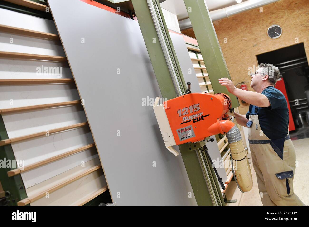 Gmund, Allemagne. 15 juillet 2020. Sujet: Charpenterie, artisanat. Découpe du bois, menuisier au travail dans un atelier de menuisier le 15 juillet 2020. | utilisation dans le monde crédit : dpa/Alay Live News Banque D'Images