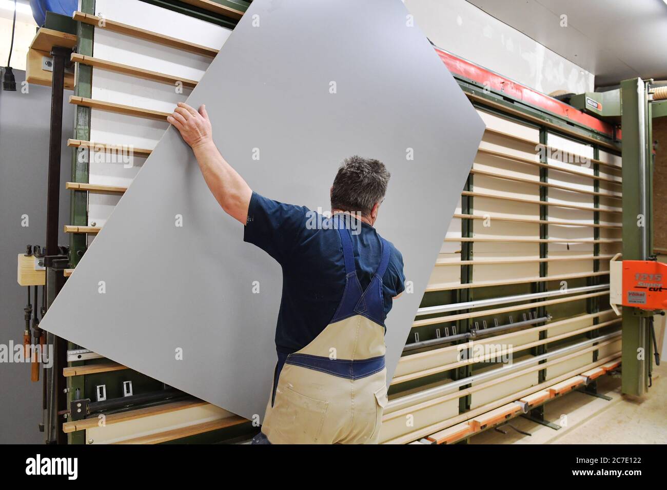 Gmund, Allemagne. 15 juillet 2020. Sujet: Charpenterie, artisanat. Découpe du bois, menuisier au travail dans un atelier de menuisier le 15 juillet 2020. | utilisation dans le monde crédit : dpa/Alay Live News Banque D'Images