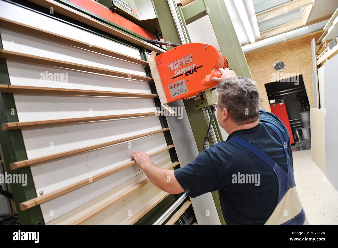 Gmund, Allemagne. 15 juillet 2020. Sujet: Charpenterie, artisanat. Découpe du bois, menuisier au travail dans un atelier de menuisier le 15 juillet 2020. | utilisation dans le monde crédit : dpa/Alay Live News Banque D'Images