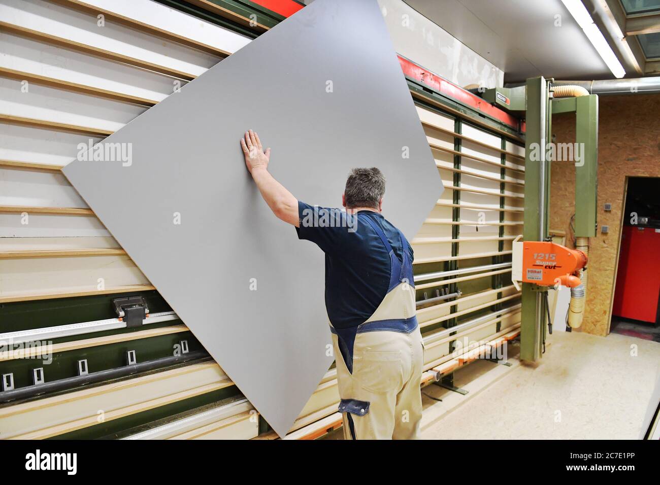 Gmund, Allemagne. 15 juillet 2020. Sujet: Charpenterie, artisanat. Découpe du bois, menuisier au travail dans un atelier de menuisier le 15 juillet 2020. | utilisation dans le monde crédit : dpa/Alay Live News Banque D'Images