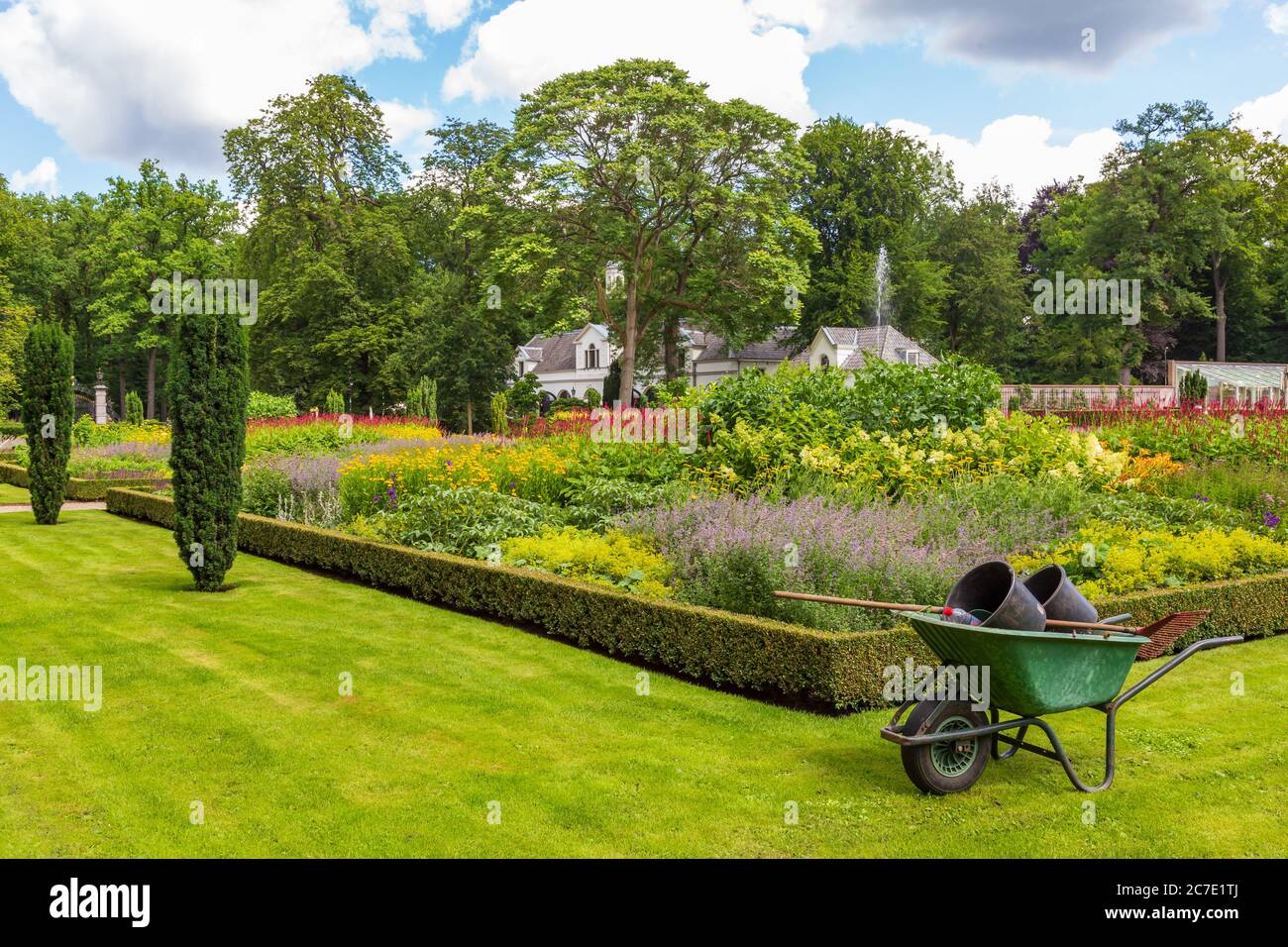 Ermelo, Gelderland, pays-Bas - 15 juillet 2020 : Château et domaine Staverden. Maison et jardins White Manor et lieu pour les fêtes et événements. Banque D'Images