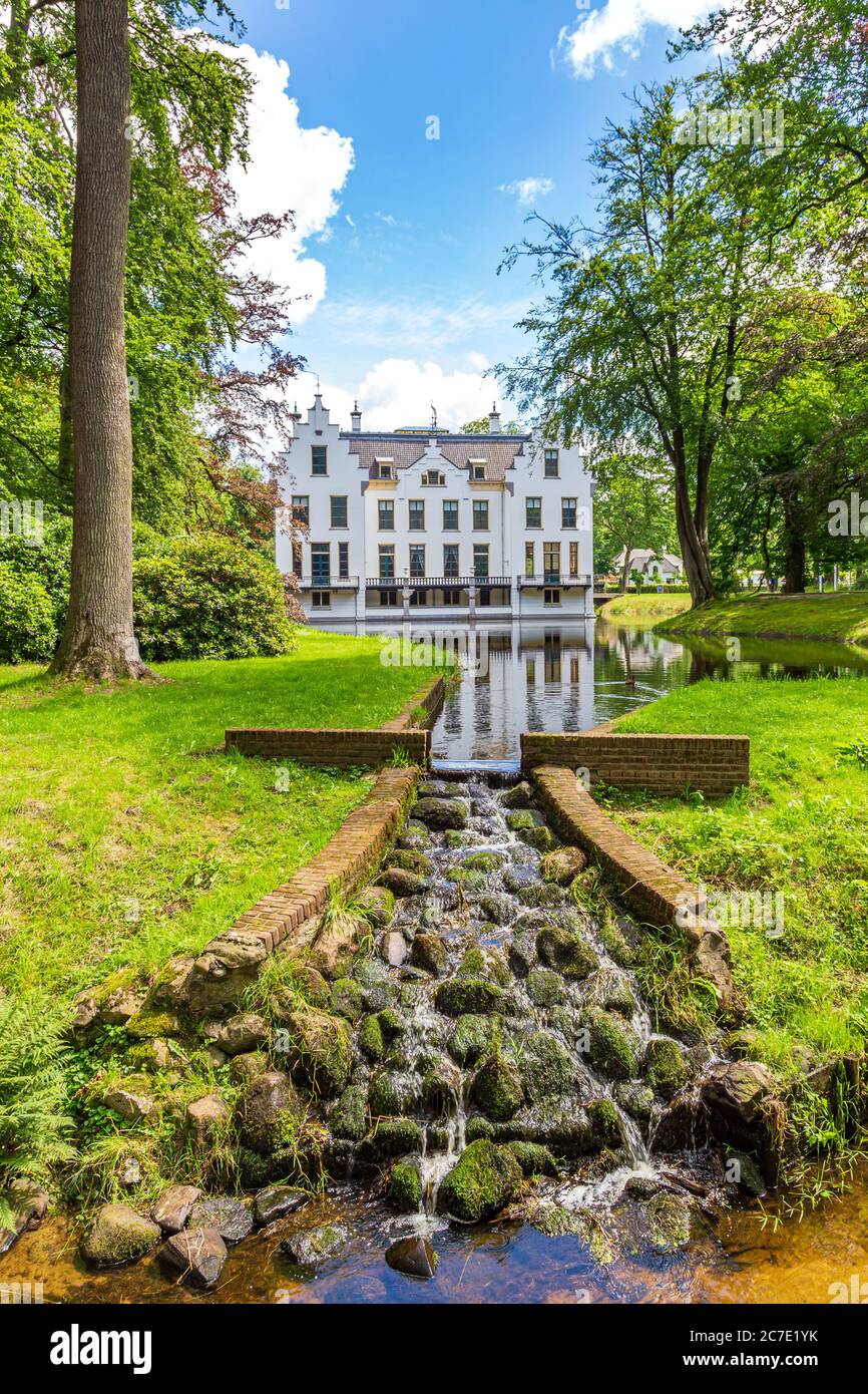 Ermelo, Gelderland, pays-Bas - 15 juillet 2020 : Château et domaine Staverden. Maison et jardins White Manor et lieu pour les fêtes et événements. Banque D'Images