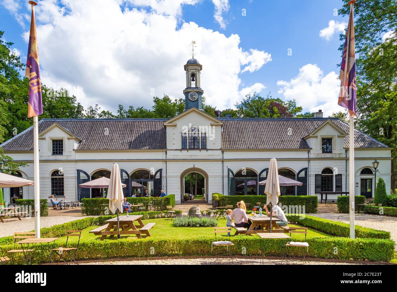 Ermelo, Gelderland, pays-Bas - 15 juillet 2020 : Château et domaine Staverden. Maison et jardins White Manor et lieu pour les fêtes et événements. Banque D'Images