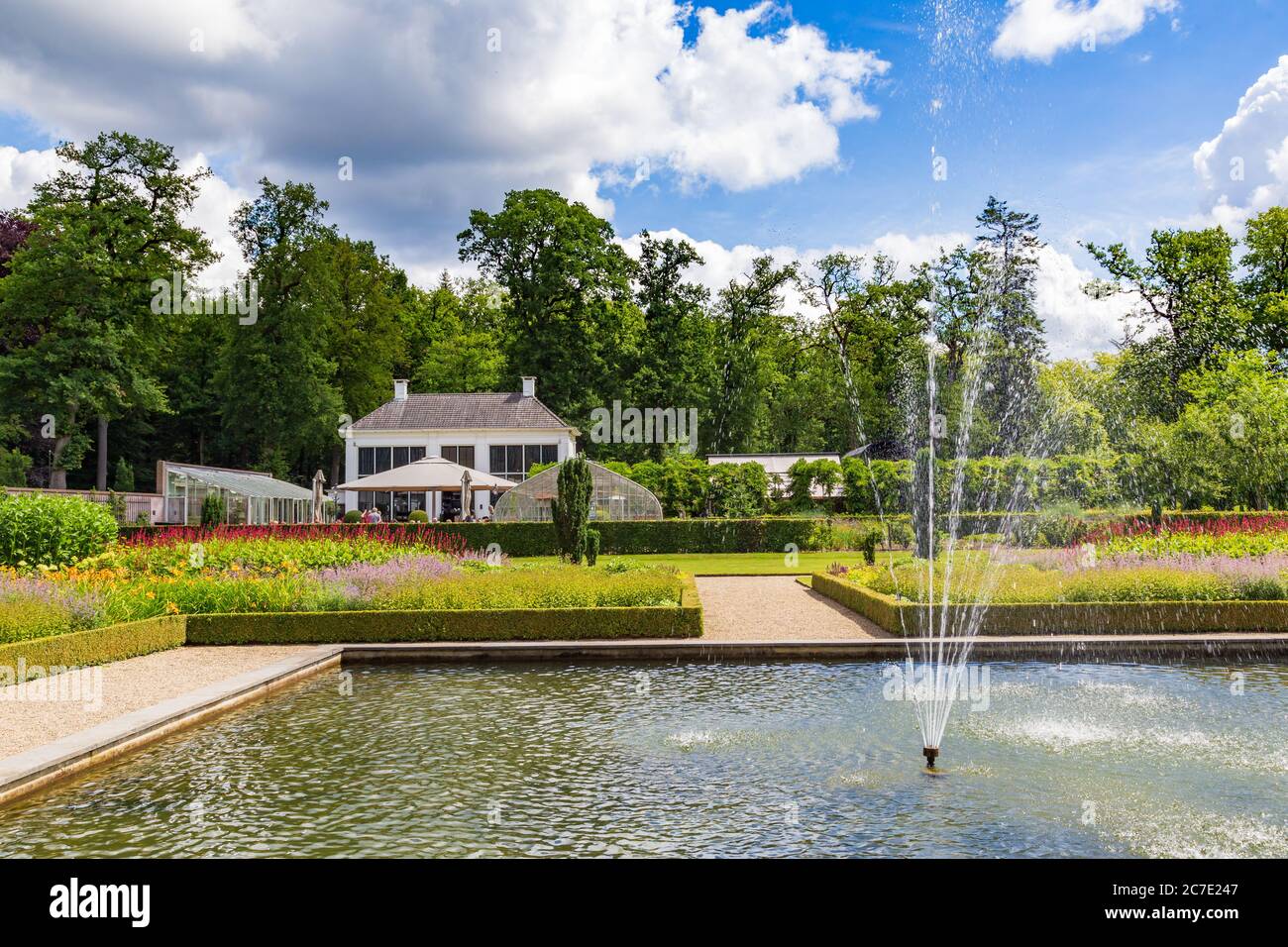 Ermelo, Gelderland, pays-Bas - 15 juillet 2020 : Château et domaine Staverden. Maison et jardins White Manor et lieu pour les fêtes et événements. Banque D'Images