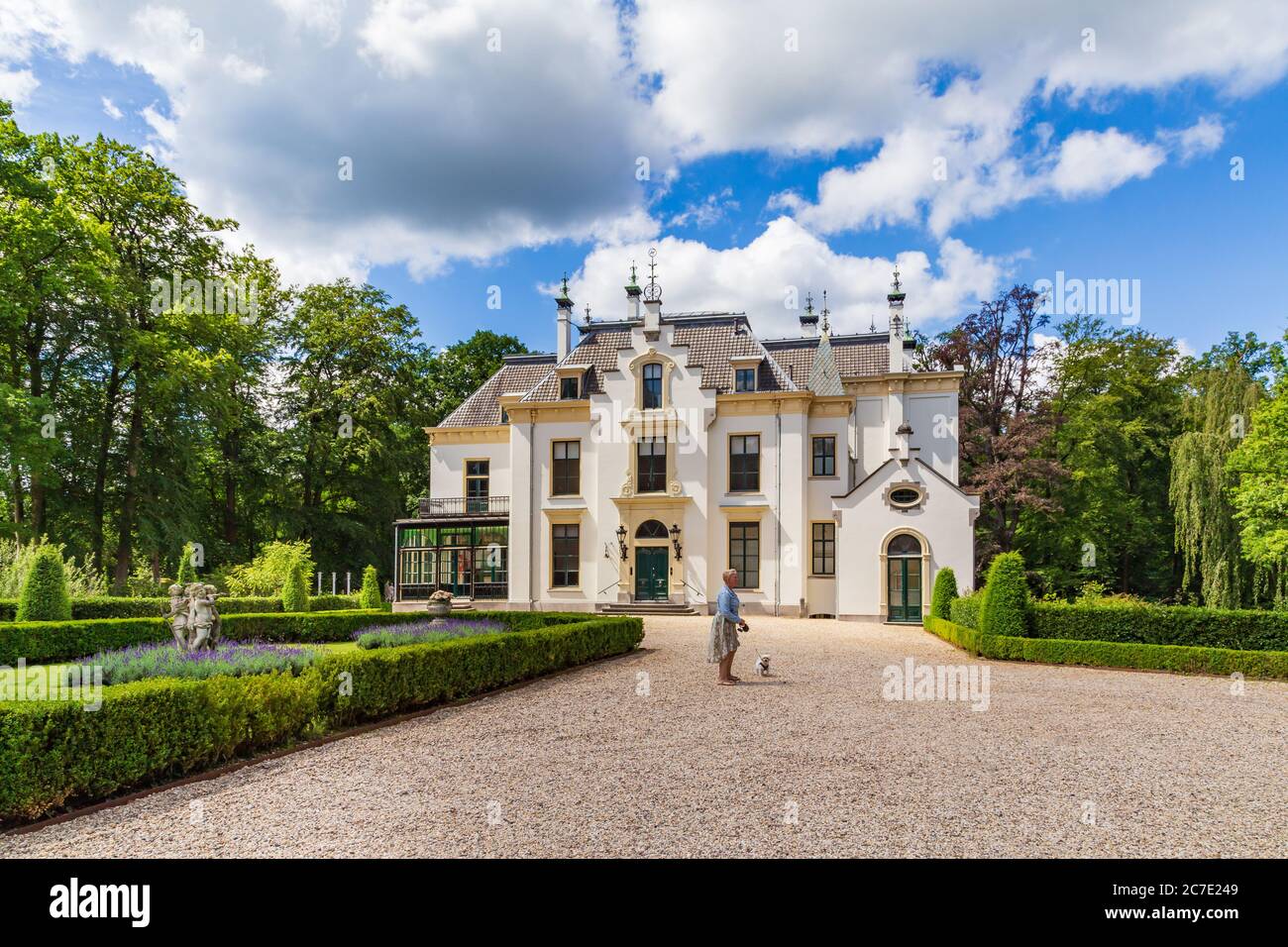 Ermelo, Gelderland, pays-Bas - 15 juillet 2020 : Château et domaine Staverden. Maison et jardins White Manor et lieu pour les fêtes et événements. Banque D'Images