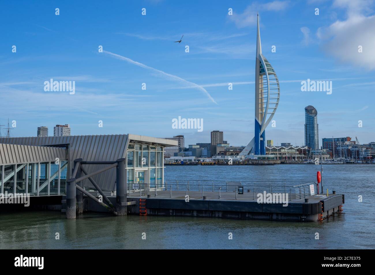 La jetée du ferry Gosport avec la tour spinnaker en arrière-plan depuis le front de mer de gosport Banque D'Images