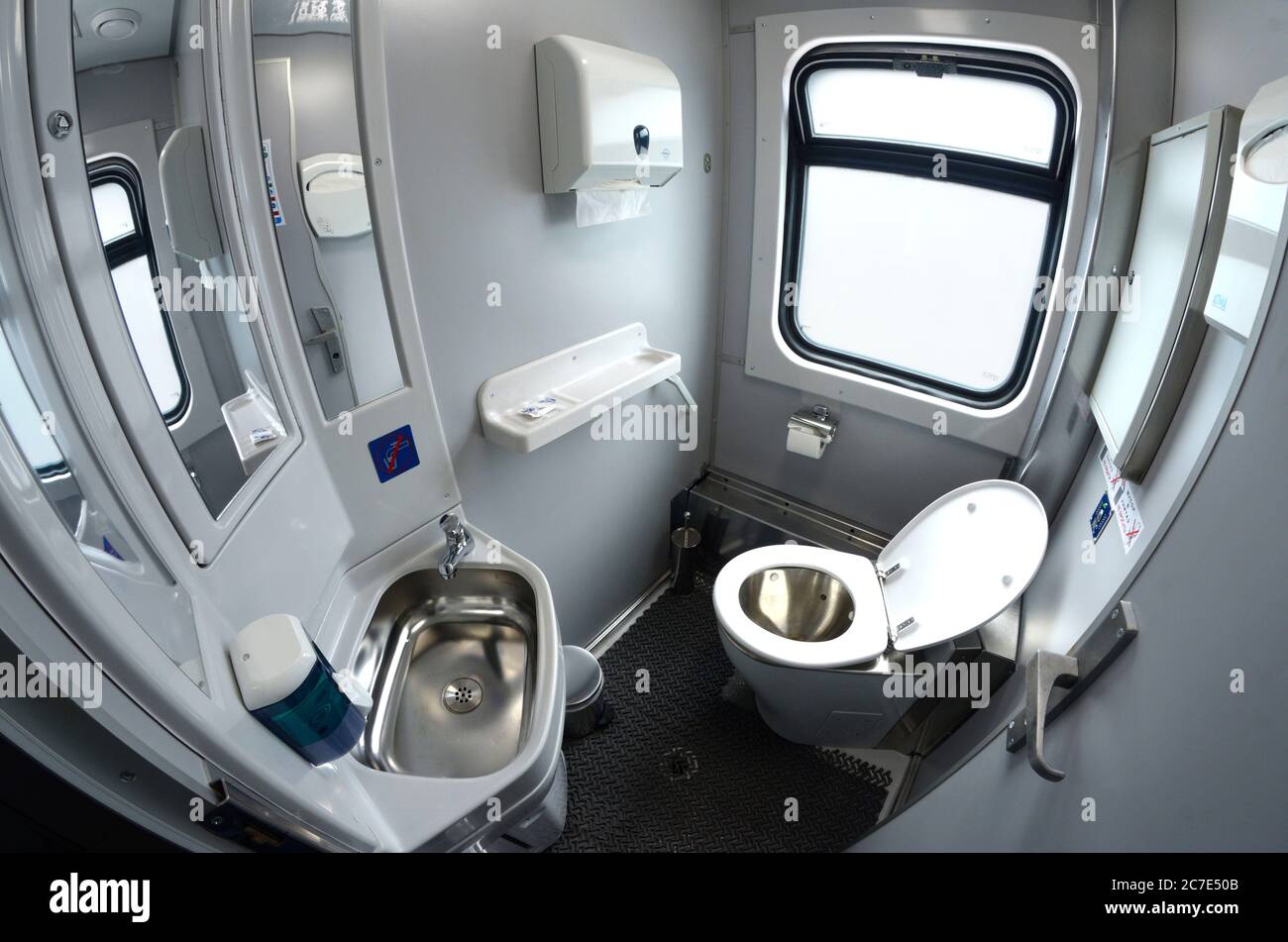 Toilette dans les chemins de fer ukrainiens transport de nuit de première classe d'un train de passagers cuvette de toilette, lavabo, miroirs et boîte de papier de toilette Banque D'Images