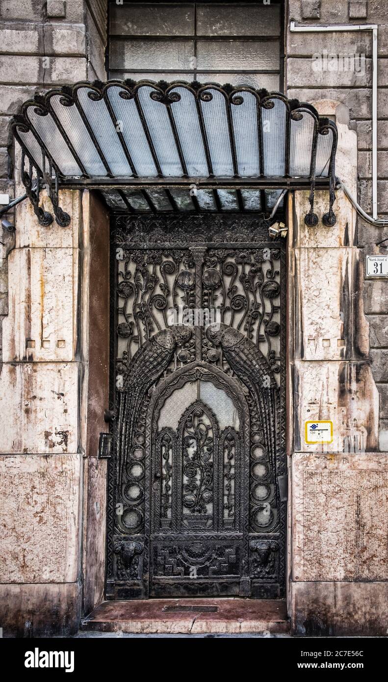 Budapest, Hongrie, mars 2020, gros plan d'une porte d'entrée décorée de fer forgé dans la rue Marek Jozsef Banque D'Images