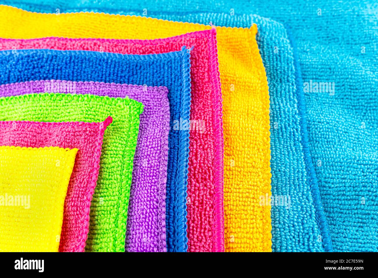 Arrière-plan fait de différentes couleurs de matériau en microfibre superposées les uns sur les autres, en forme de carré. Banque D'Images