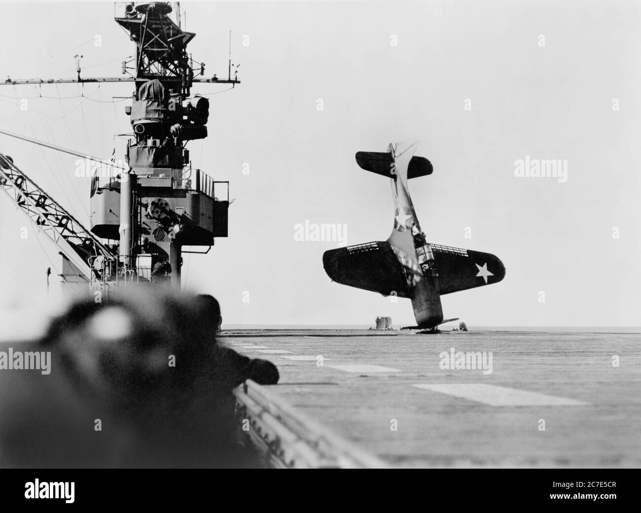 Douglas SBD « sans-être » plongée bombardier équilibré sur le nez après l'atterrissage en collision sur le pont de vol Carrier, Océan Pacifique, photo officielle de la marine américaine, 21 juin 1943 Banque D'Images