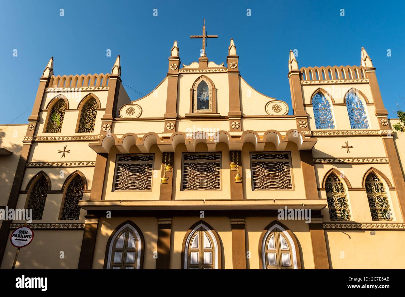 Pondichéry, Inde - février 2020 : façade extérieure d'une église dans la ville de Pondichéry, en Inde. Banque D'Images