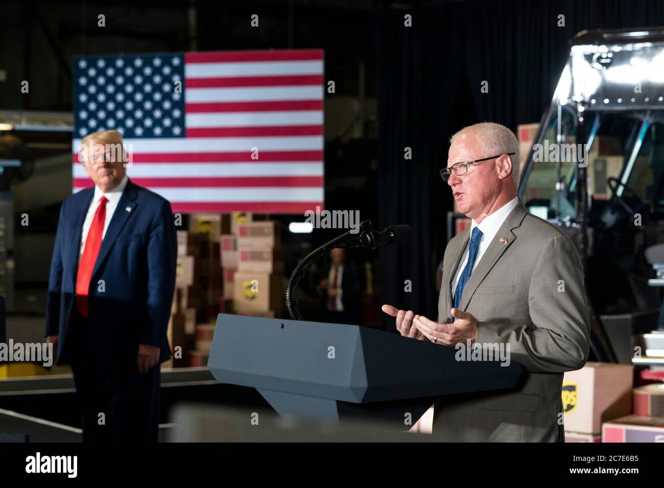 Atlanta, États-Unis d'Amérique. 15 juillet 2020. Atlanta, États-Unis d'Amérique. 15 juillet 2020. Le président américain Donald Trump écoute Russell McMurry, commissaire aux transports de Géorgie, pendant la reconstruction de l'infrastructure américaine : un événement plus rapide, plus efficace et plus fort au hub de l'aéroport UPS Hapeville le 15 juillet 2020 à Atlanta, en Géorgie. Crédit : Joyce Boghostian/CBP photos/Alay Live News Banque D'Images