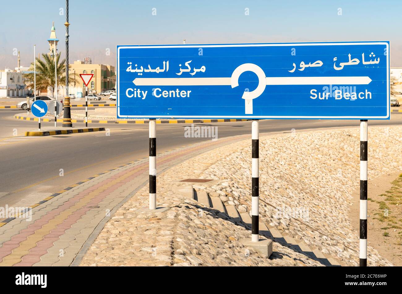 Panneau indiquant le centre-ville et la plage sur la route de sur, Sultanat d'Oman. Banque D'Images