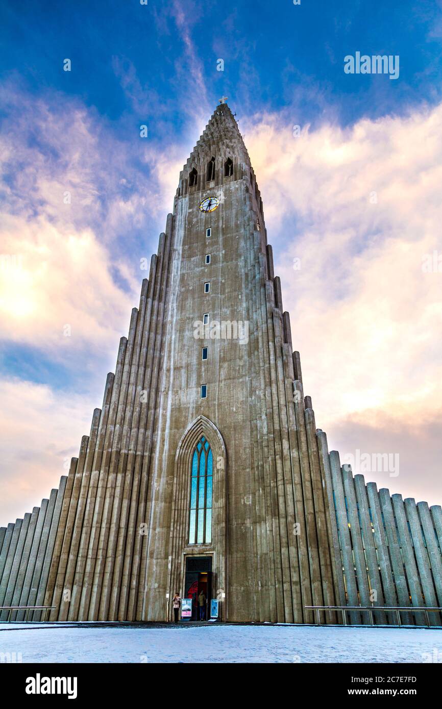 L'église Hallgrímskirkja (Église Hallgrims) par l'architecte Guðjón Samúelsson à Reykjavík, Islande Banque D'Images