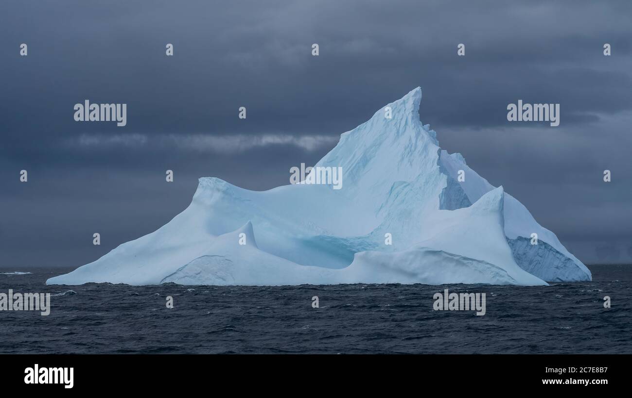 Bel iceberg simple en Antarctique Banque D'Images