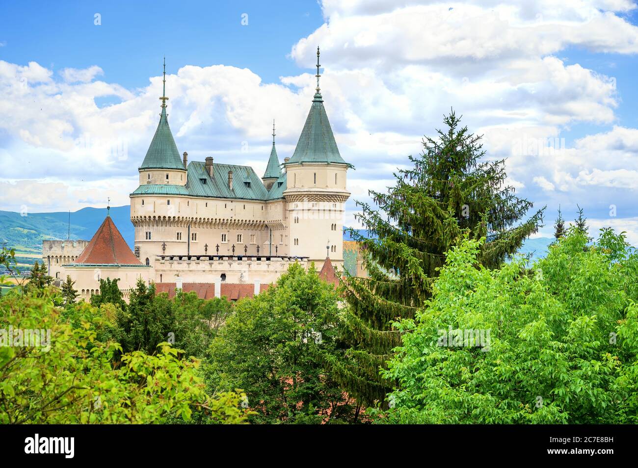 Vue sur le château néogothique de Bojnice sur les arbres du parc du château (Bojnice, Slovaquie) Banque D'Images