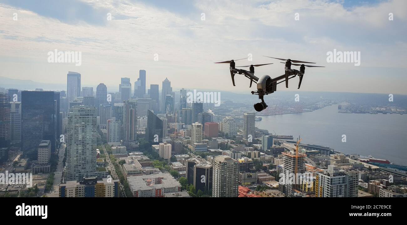 Un drone survolant la ville de Seattle Banque D'Images