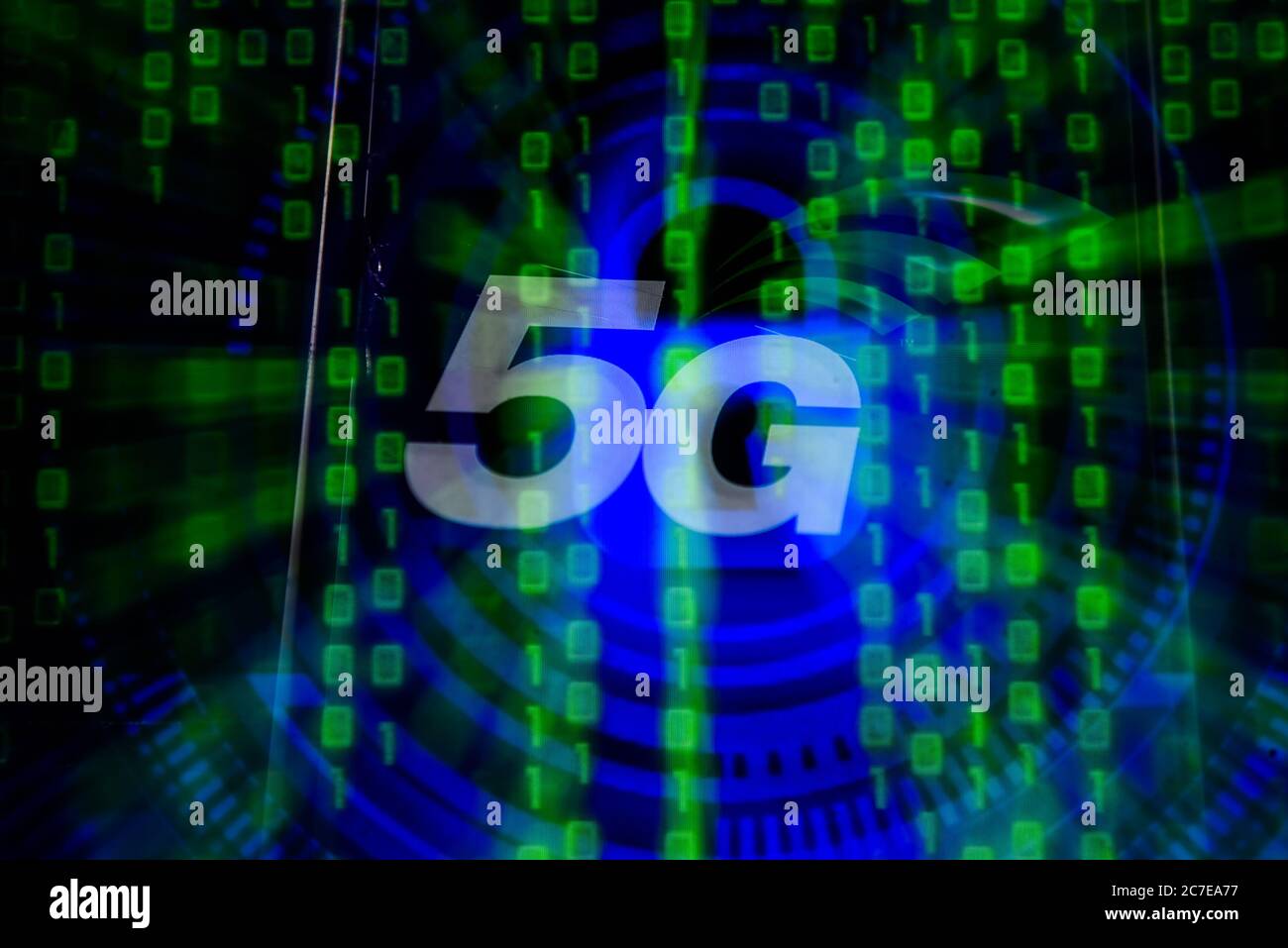 Dans cette illustration, une image à exposition multiple affiche un logo 5G sur un smartphone avec un code binaire en arrière-plan. Banque D'Images