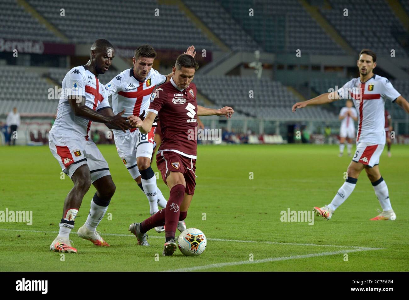 16 juillet 2020 ; Stade Olympique Grande Torino, Turin, Piémont, Italie ; Serie A football, Torino contre Gênes ; Armando Izzo de Torino FC protège le ballon de Cristian Zapata et Paolo Ghiglione de Gênes FC crédit: Action plus Sports Images/Alay Live News Banque D'Images