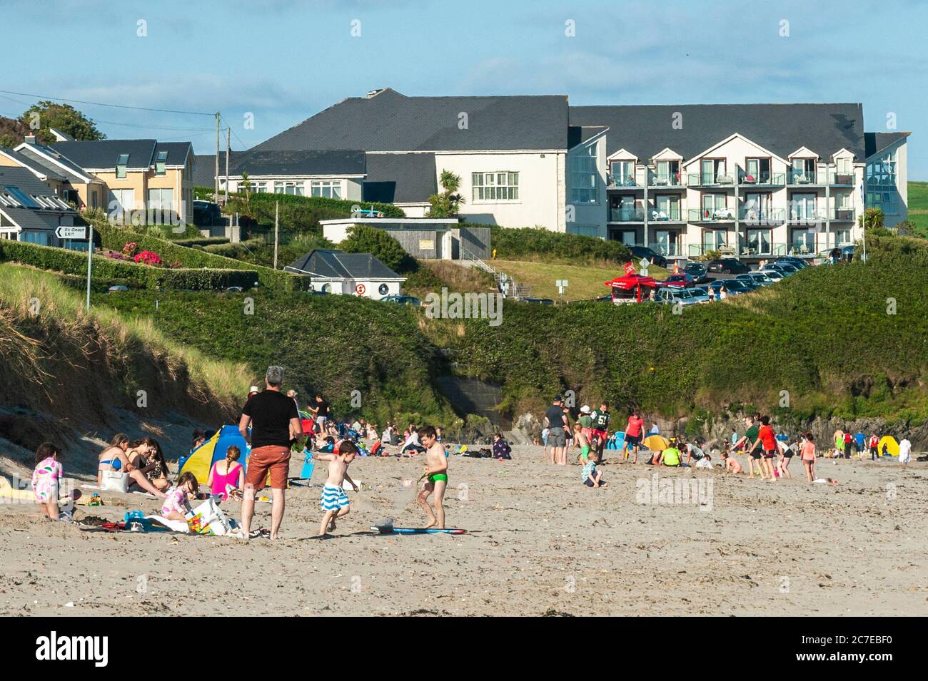 Inchydoney, West Cork, Irlande. 16 juillet 2020. Inchydoney était une ruche d'activité ce soir, car de nombreux habitants et touristes sont descendus sur la plage pour profiter au maximum du bon temps. Crédit : AG News/Alay Live News Banque D'Images