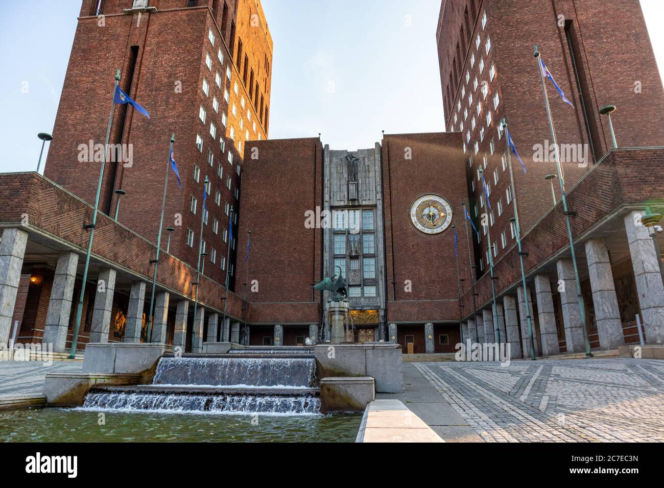 Extérieur de l'entrée et de la fontaine de l'hôtel de ville d'Oslo (Radhuset) à Oslo, Norvège. Construire accueillant le prix Nobel de la paix Banque D'Images