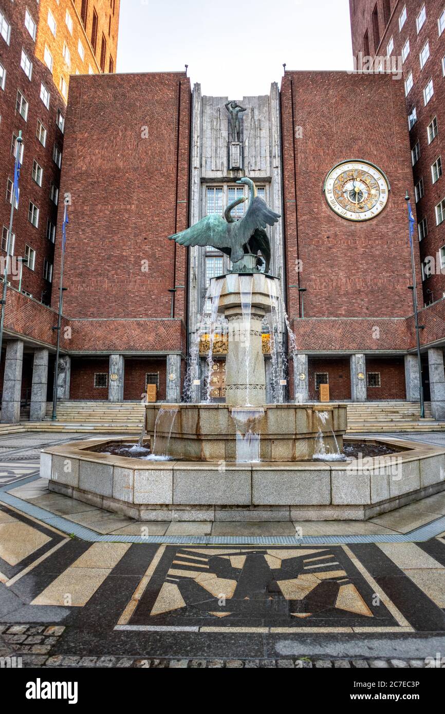 Extérieur de l'entrée et de la fontaine de l'hôtel de ville d'Oslo (Radhuset) à Oslo, Norvège. Construire accueillant le prix Nobel de la paix Banque D'Images