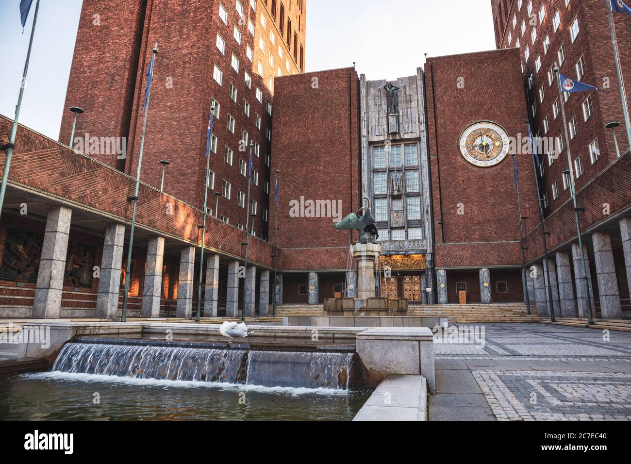 Extérieur de l'entrée et de la fontaine de l'hôtel de ville d'Oslo (Radhuset) à Oslo, Norvège. Construire accueillant le prix Nobel de la paix Banque D'Images