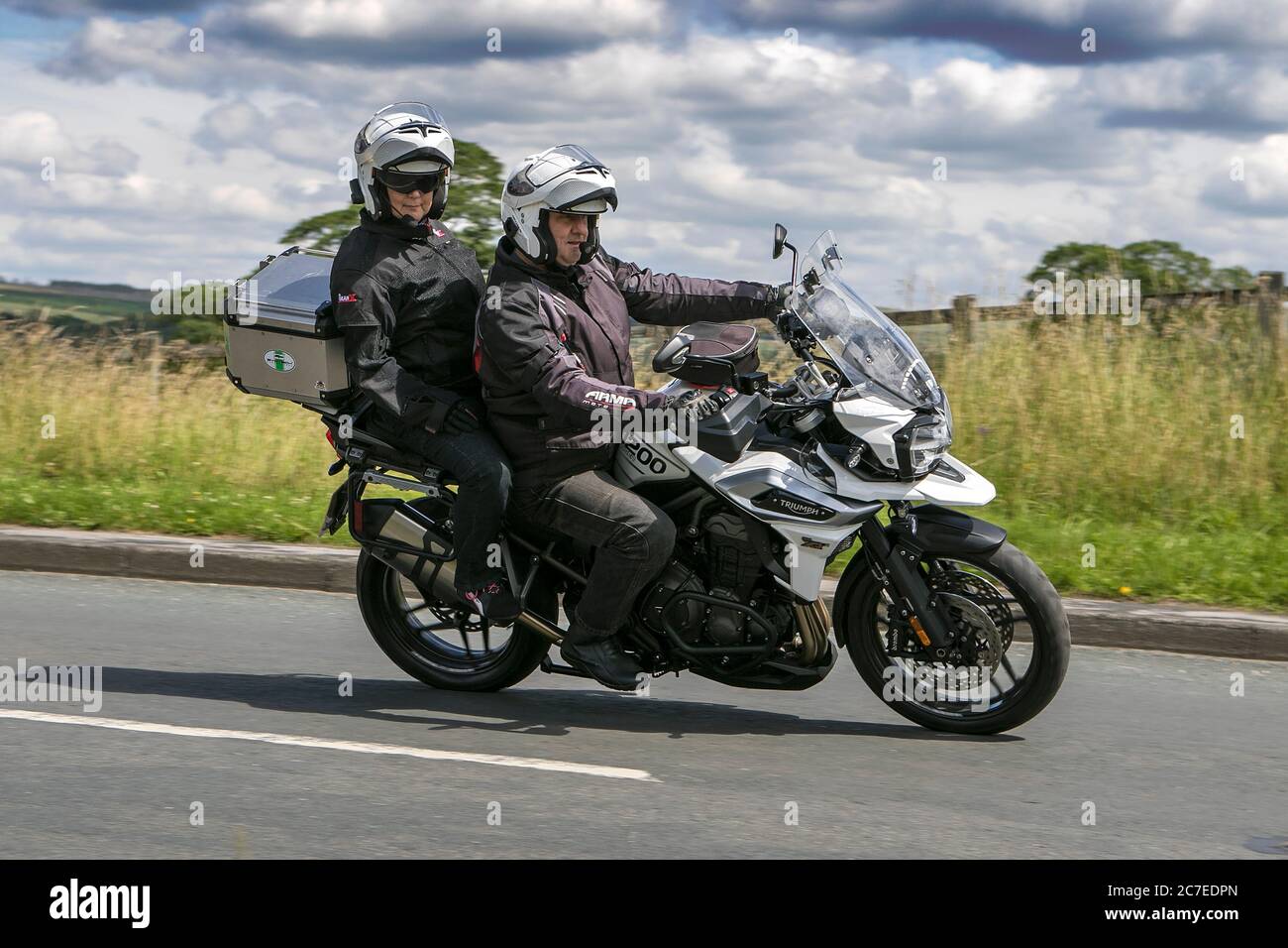 TRIUMPH 1200 TIGER Motorbike rider; deux véhicules à roues, motos, véhicule, routes, motos, motocyclistes qui conduisent à Chorley, Royaume-Uni Banque D'Images