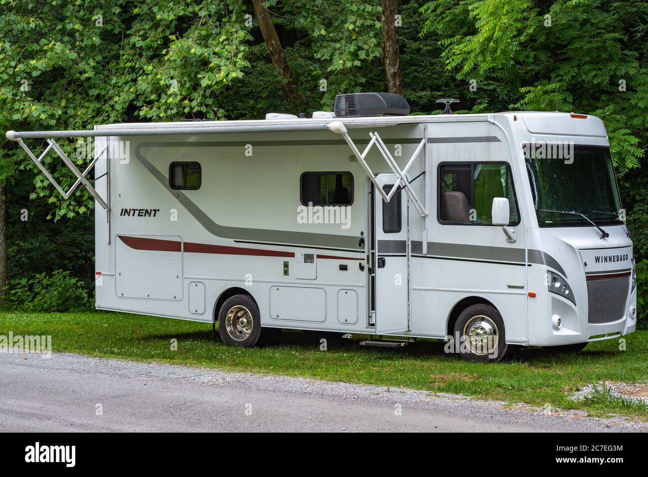 Amarrage de bateau de véhicule de loisir près d'une route de gravier Banque D'Images