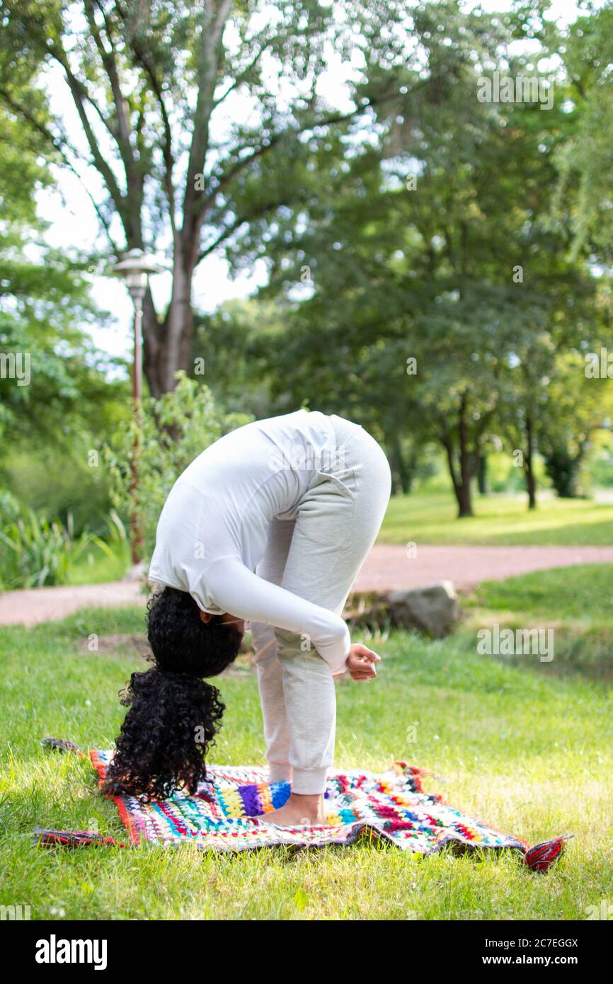 joven mujer haciendo yoga en el parque Banque D'Images