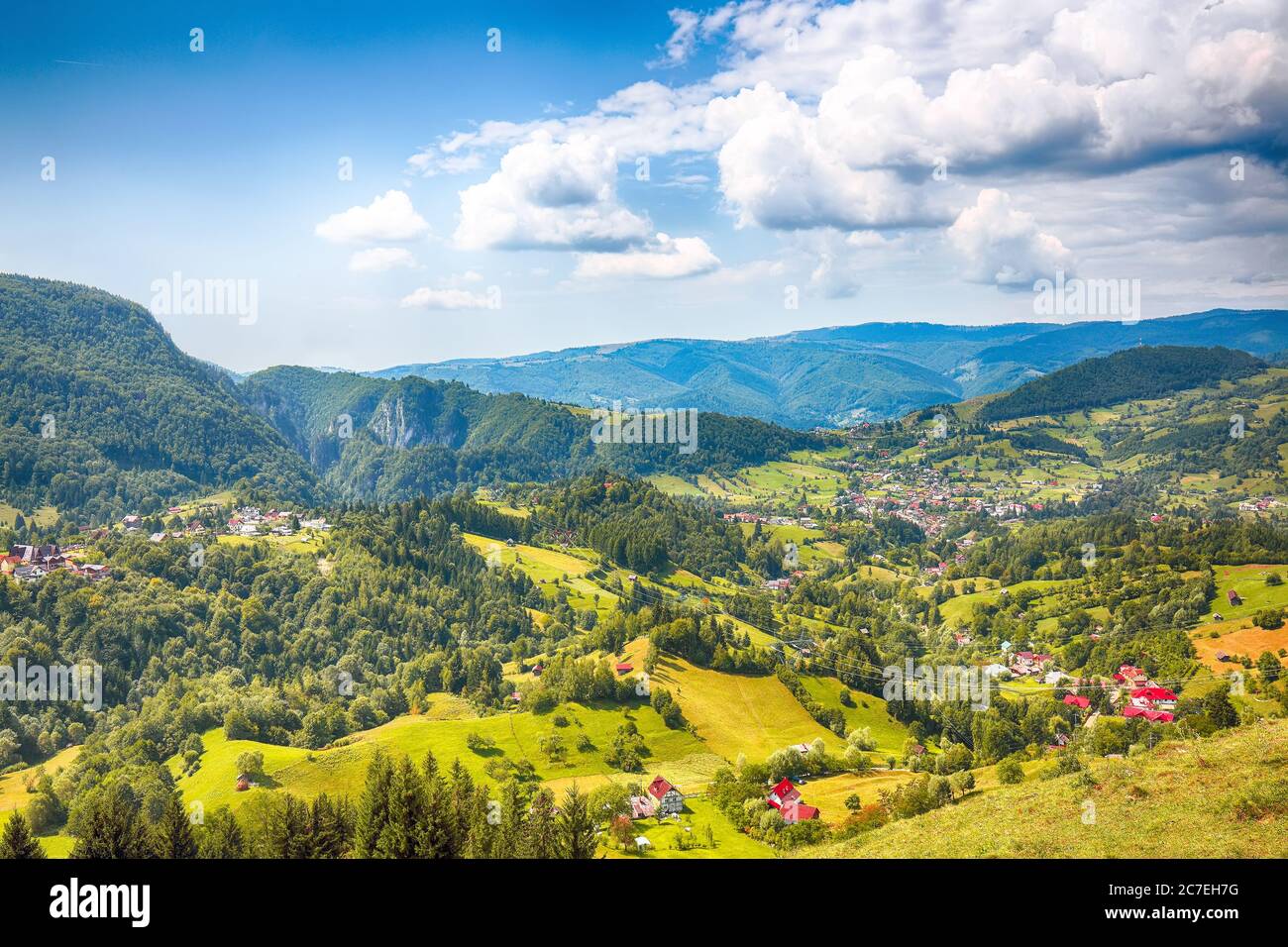 Paysage alpin magnifique avec champs verts et montagnes Piatra CRAiului dans la commune de Dambovicioara. Emplacement : village de Podu Dambovitei, comté d'Arges, D. Banque D'Images