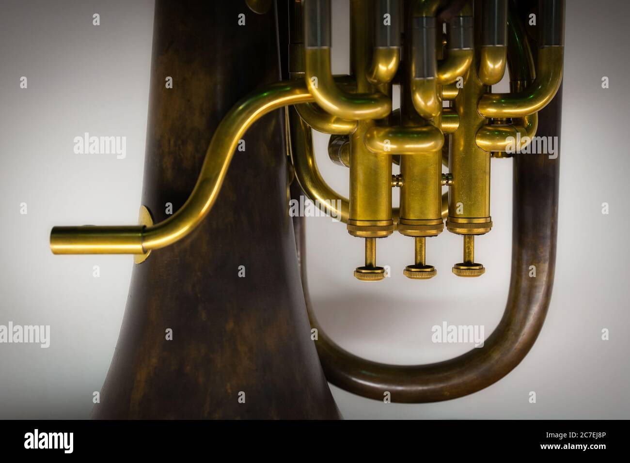 Gros plan d'un tuba instruments de musique valves et le embout buccal