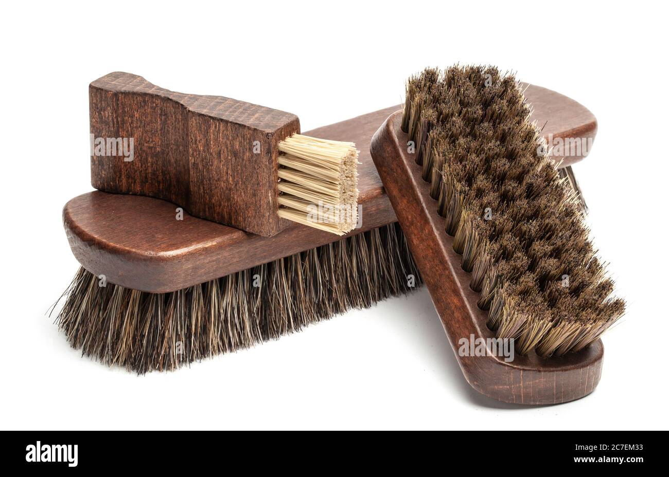 Brosses à chaussures et brosse de polissage en crin isolées sur fond blanc. Banque D'Images